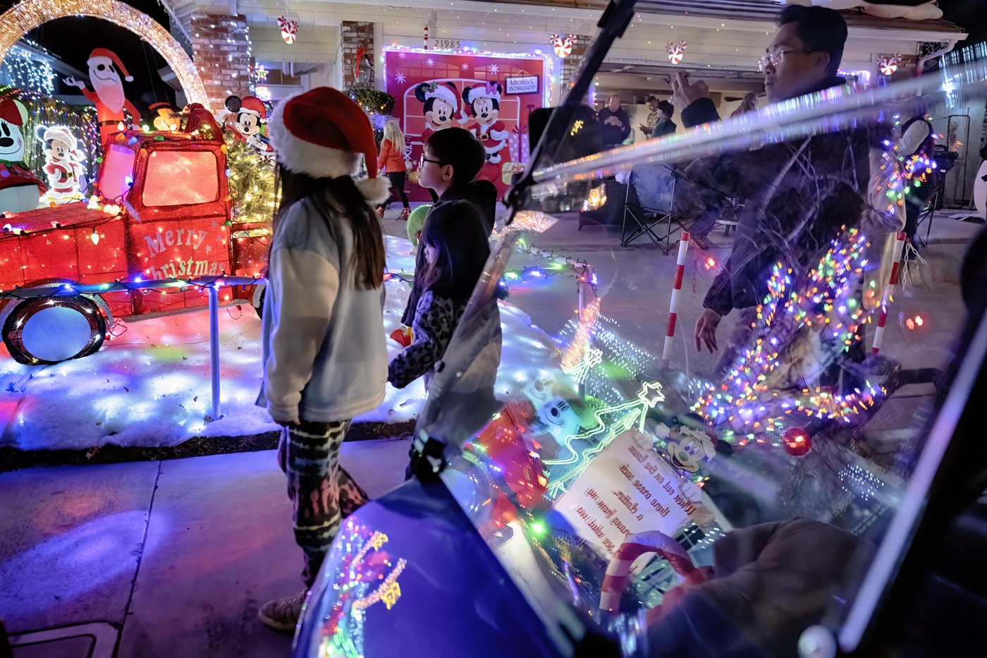 Elaborate holiday light displays are making spirits bright in a big way | iNFOnews.ca