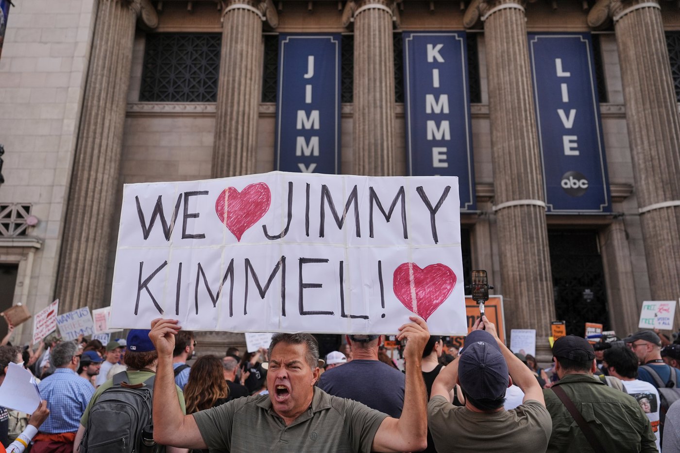 Trump steps up attacks on ABC and Jimmy Kimmel, says network should 'get the bum off the air' | iNFOnews.ca Trump steps up attacks on ABC and Jimmy Kimmel, says network should 'get the bum off the air' | iNFOnews.ca