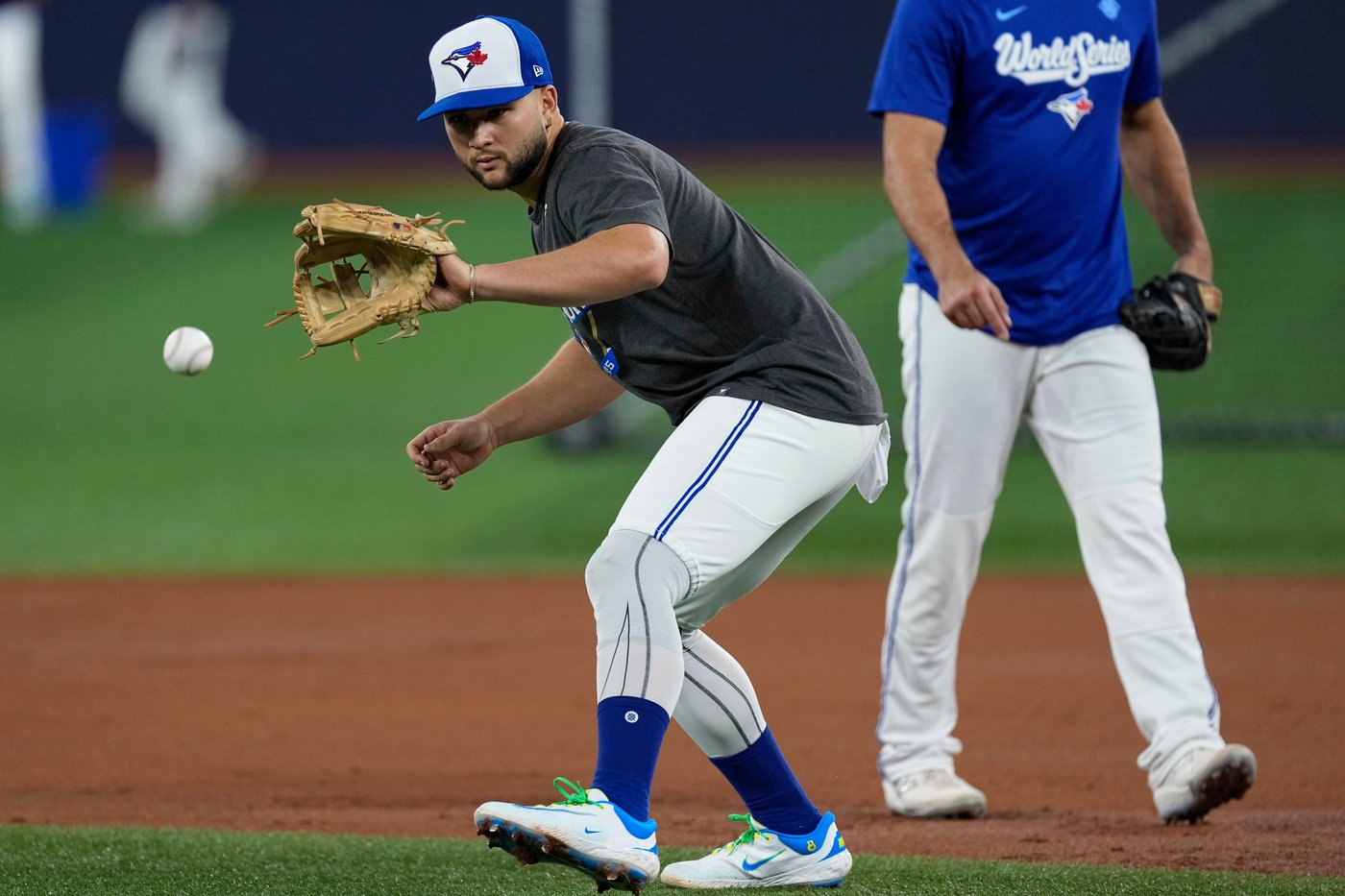 Jays' Bichette making progress in return from knee injury as World Series approaches | iNFOnews.ca