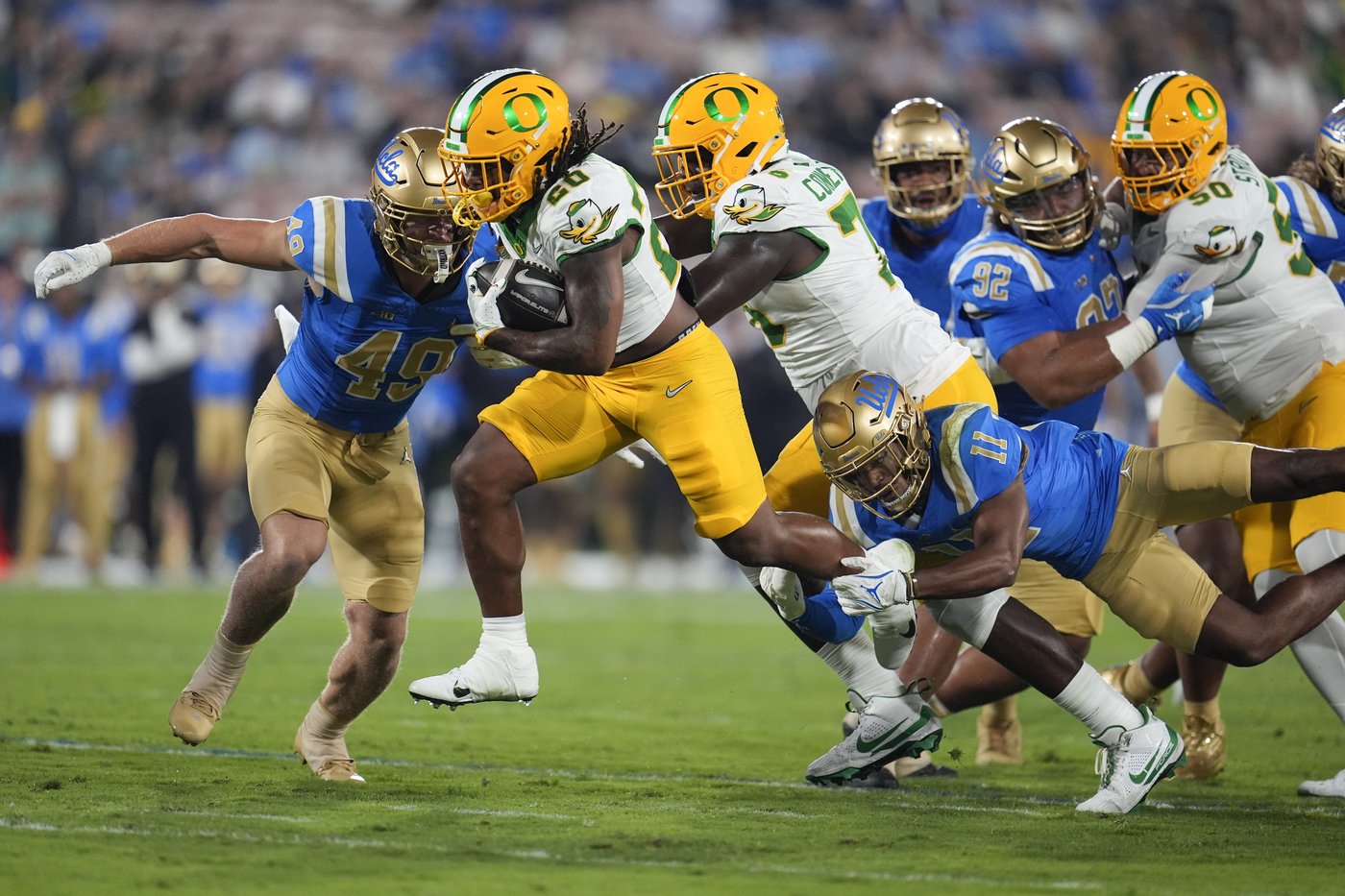 Dillon Gabriel throws for 3 TDs as No. 8 Oregon beats UCLA 34-13 in first Big Ten game | iNFOnews.ca Dillon Gabriel throws for 3 TDs as No. 8 Oregon beats UCLA 34-13 in first Big Ten game | iNFOnews.ca