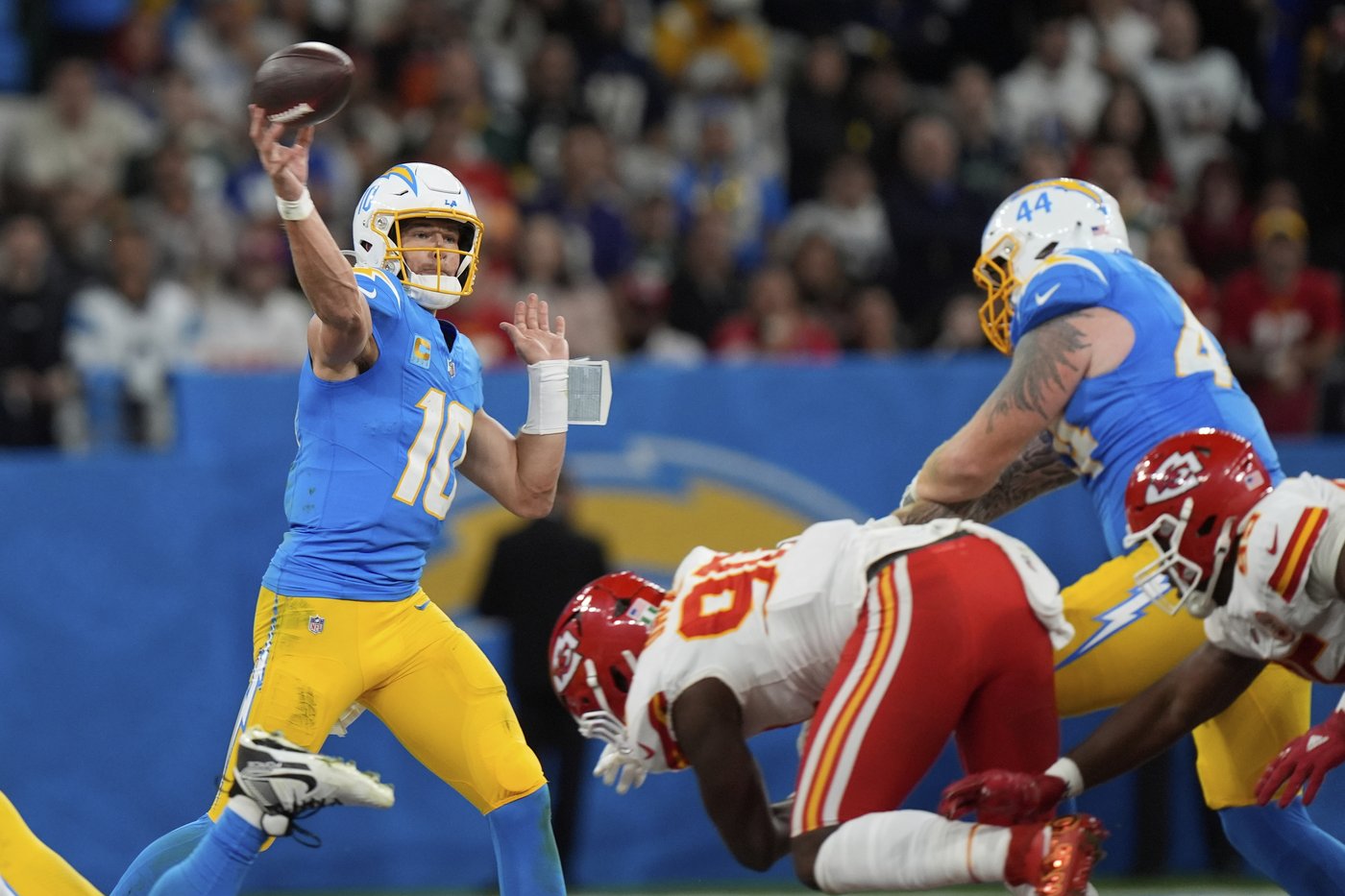 Herbert outduels Mahomes to help the Chargers beat the Chiefs 27-21 in Brazil | iNFOnews.ca