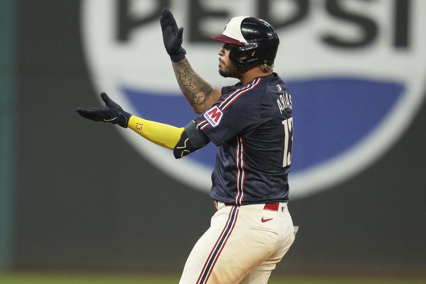 Peña extends hitting streak to 12 games, Gordon gets 1st win in majors as Astros beat Guardians 4-2 | iNFOnews.ca Peña extends hitting streak to 12 games, Gordon gets 1st win in majors as Astros beat Guardians 4-2 | iNFOnews.ca