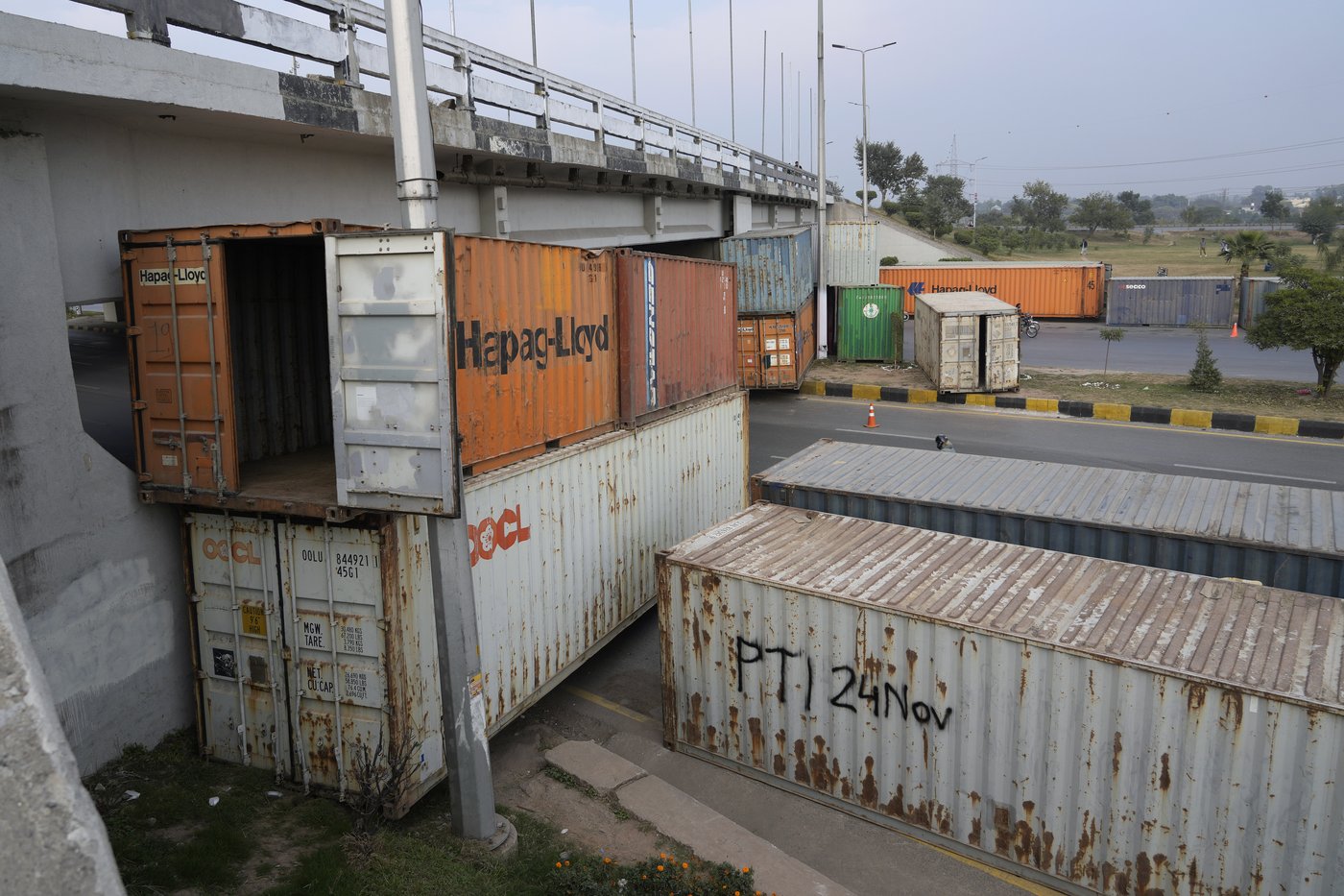 Pakistan seals off its capital ahead of a planned rally by Imran Khan supporters | iNFOnews.ca