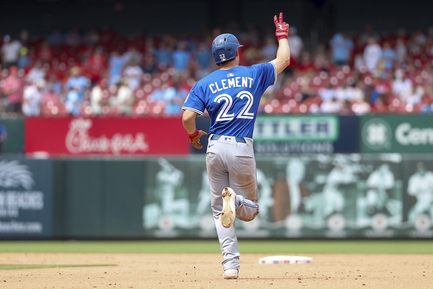 Blue Jays third baseman Clement leaves game after banging knee diving for a grounder | iNFOnews.ca