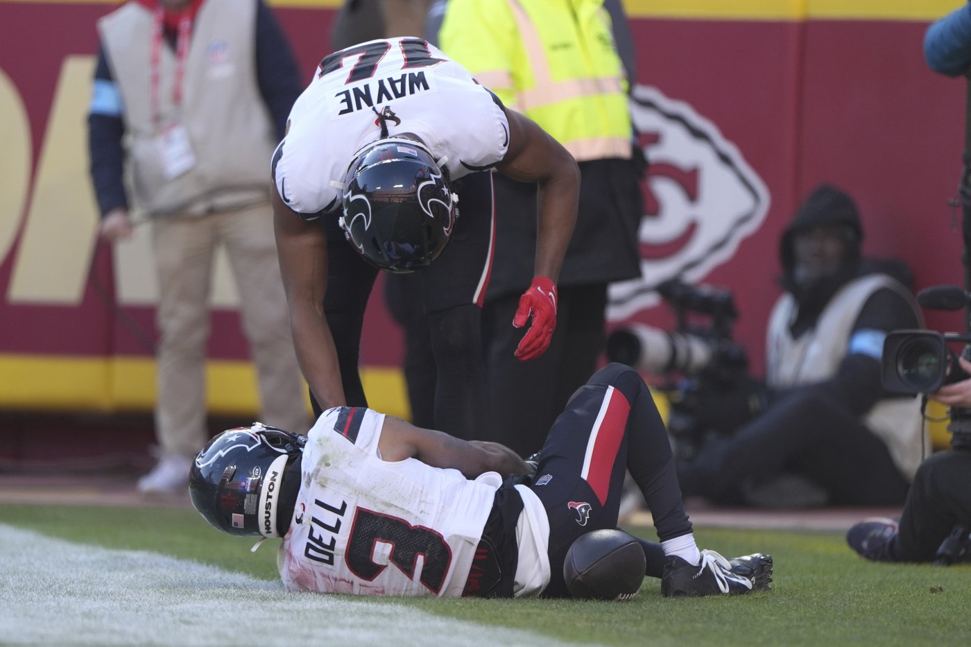 Tank Dell out for season with dislocated knee, torn ACL. Texans claim Diontae Johnson off waivers | iNFOnews.ca