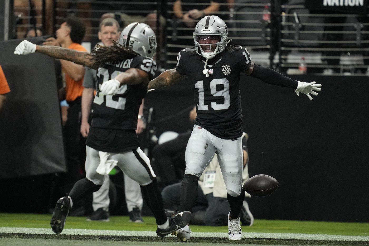 Receivers help Raiders open up their running game for the first time this season | iNFOnews.ca