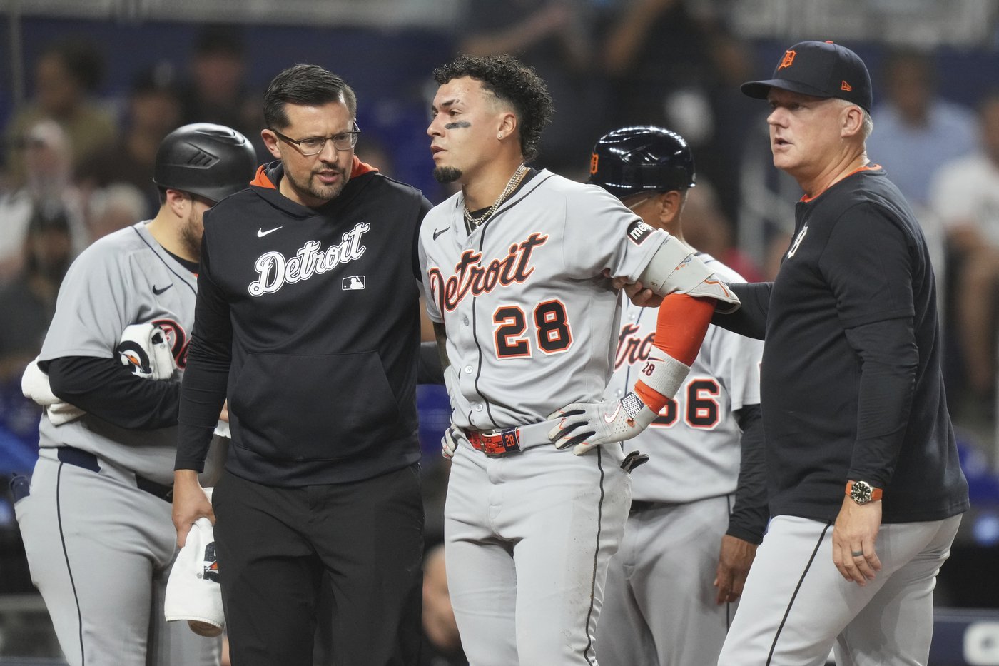Tigers' Javier Báez leaves game against Marlins after foul tip strikes near his left eye | iNFOnews.ca
