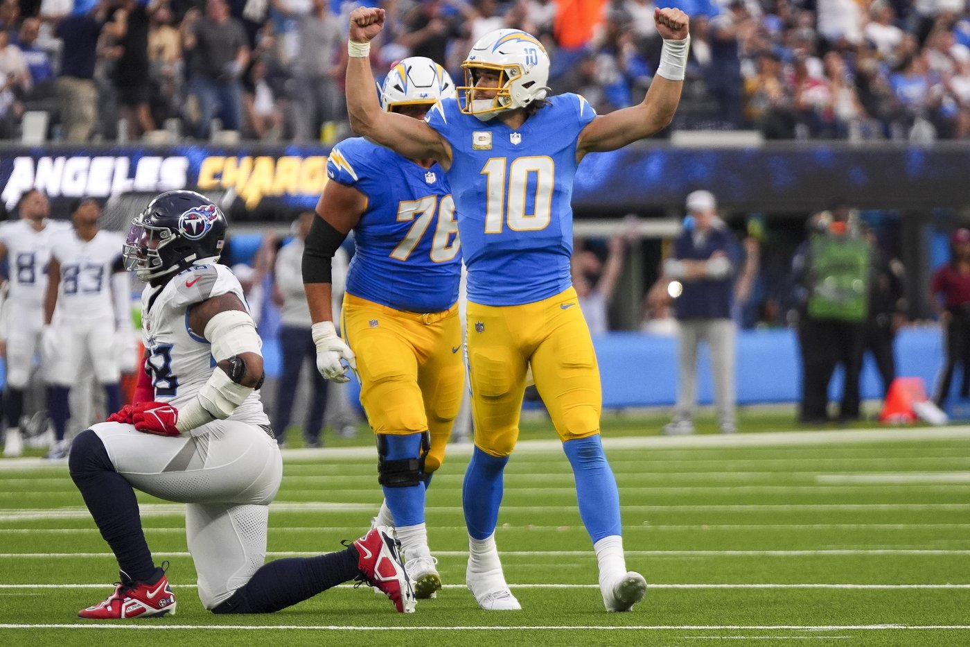 Justin Herbert has TDs passing and rushing as Chargers beat Titans 27-17 for 3rd straight win | iNFOnews.ca Justin Herbert has TDs passing and rushing as Chargers beat Titans 27-17 for 3rd straight win | iNFOnews.ca