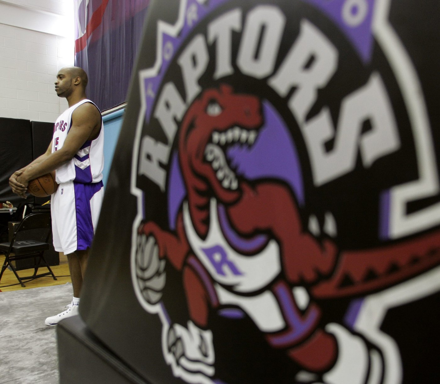 Former Raptors star Carter to visit Toronto amid jersey retirement rumblings | iNFOnews.ca