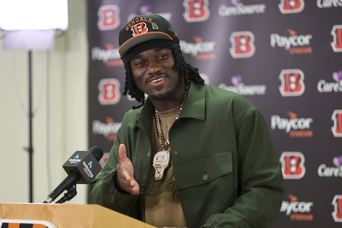 Rookie defensive end Shemar Stewart ends holdout, signs $18.97 million deal with Bengals | iNFOnews.ca