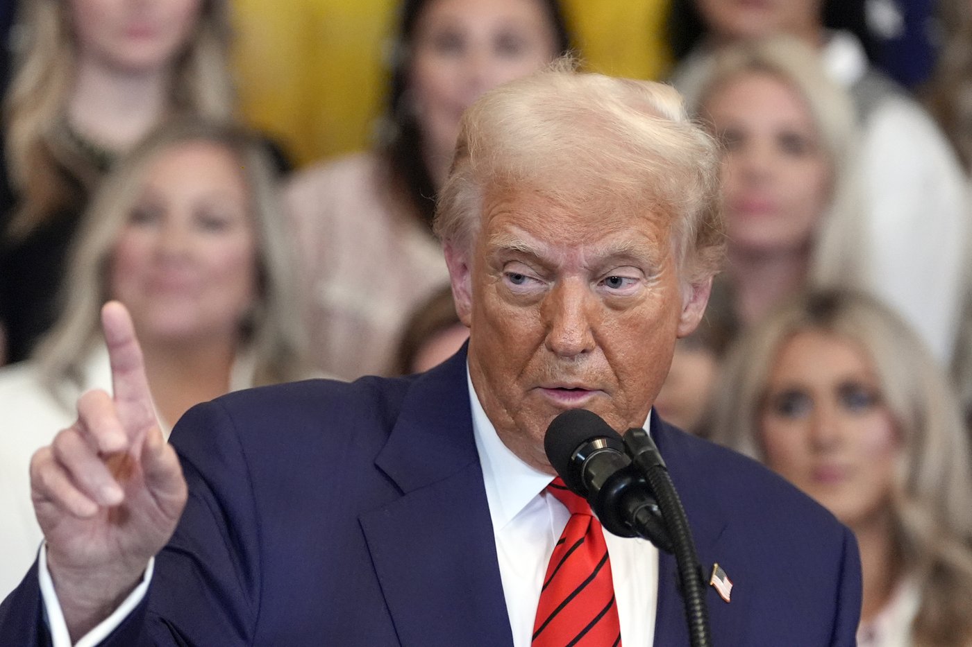Trump signs executive order intended to bar transgender athletes from girls' and women's sports | iNFOnews.ca