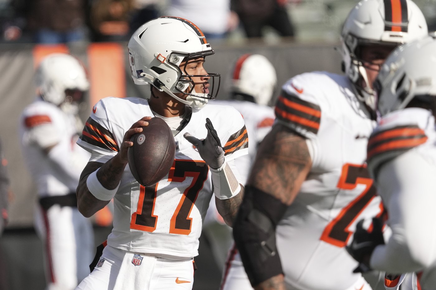 Burrow throws 3 TD passes and Bengals keep playoff hopes alive with 24-6 victory over Browns | iNFOnews.ca