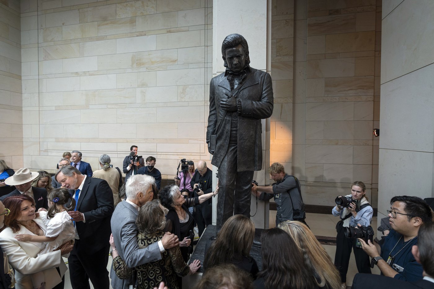 Hello, I'm Johnny Cash's statue: A monument to the singer is unveiled at the US Capitol | iNFOnews.ca Hello, I'm Johnny Cash's statue: A monument to the singer is unveiled at the US Capitol | iNFOnews.ca