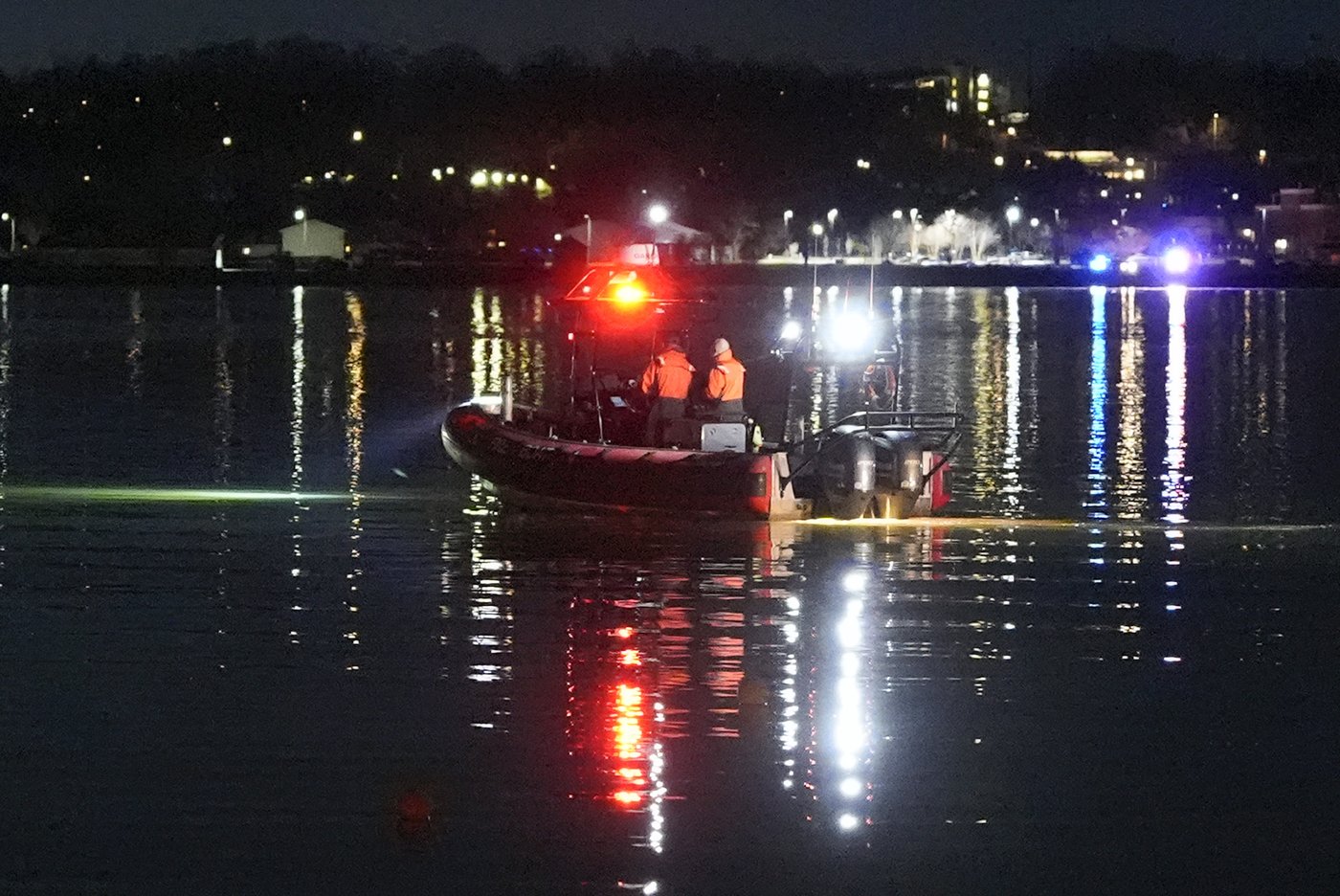 Passenger jet with 64 aboard collides with Army helicopter while landing at Reagan Airport near DC | iNFOnews.ca Passenger jet with 64 aboard collides with Army helicopter while landing at Reagan Airport near DC | iNFOnews.ca