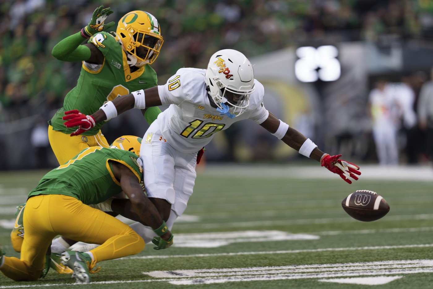 Gabriel breaks NCAA total TDs record and No. 1 Oregon downs Maryland 39-18 | iNFOnews.ca Gabriel breaks NCAA total TDs record and No. 1 Oregon downs Maryland 39-18 | iNFOnews.ca