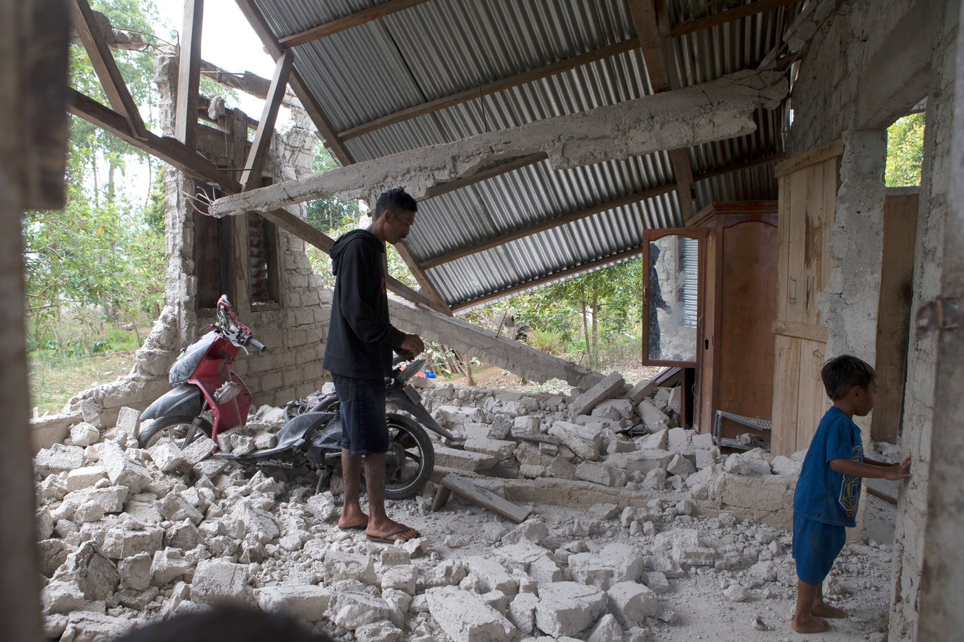Thousands in Indonesia await aid after quake kills 68, overshadowing Independence Day | iNhome Thousands in Indonesia await aid after quake kills 68, overshadowing Independence Day | iNhome