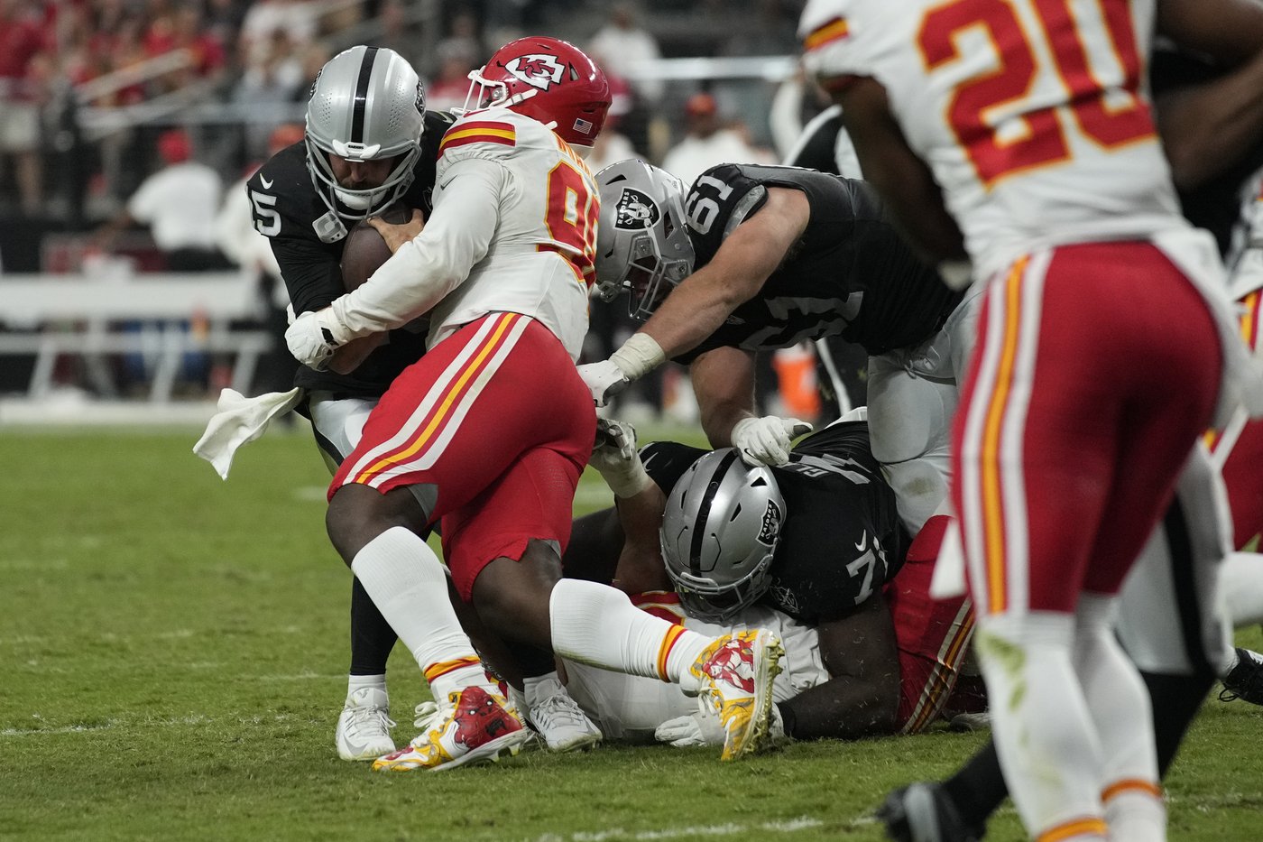 Mahomes passes for 262 yards and 2 TDs, Chiefs beat Raiders 27-20 to improve to 7-0 | iNFOnews.ca Mahomes passes for 262 yards and 2 TDs, Chiefs beat Raiders 27-20 to improve to 7-0 | iNFOnews.ca