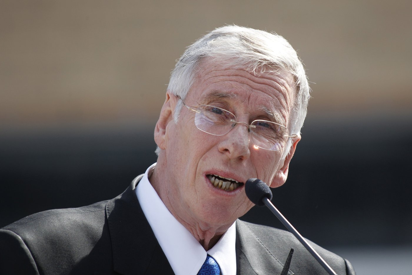 Longtime Pittsburgh Penguins announcer Mike Lange, known for his distinctive style, dies at 76 | iNFOnews.ca