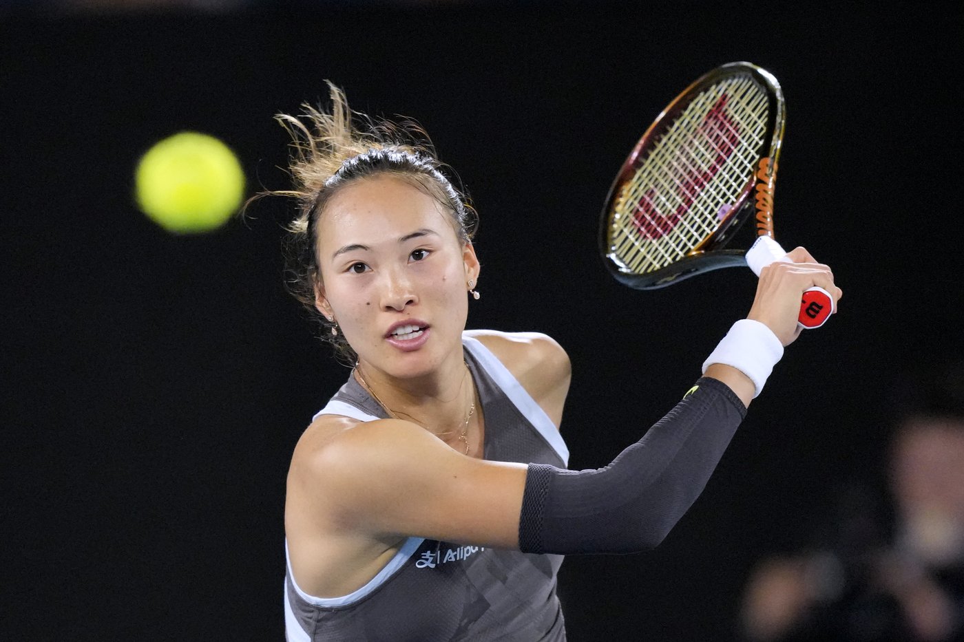 Australian Open: Olympic champ Zheng Qinwen starts her bid for another final on a rainy Day 1 | iNFOnews.ca