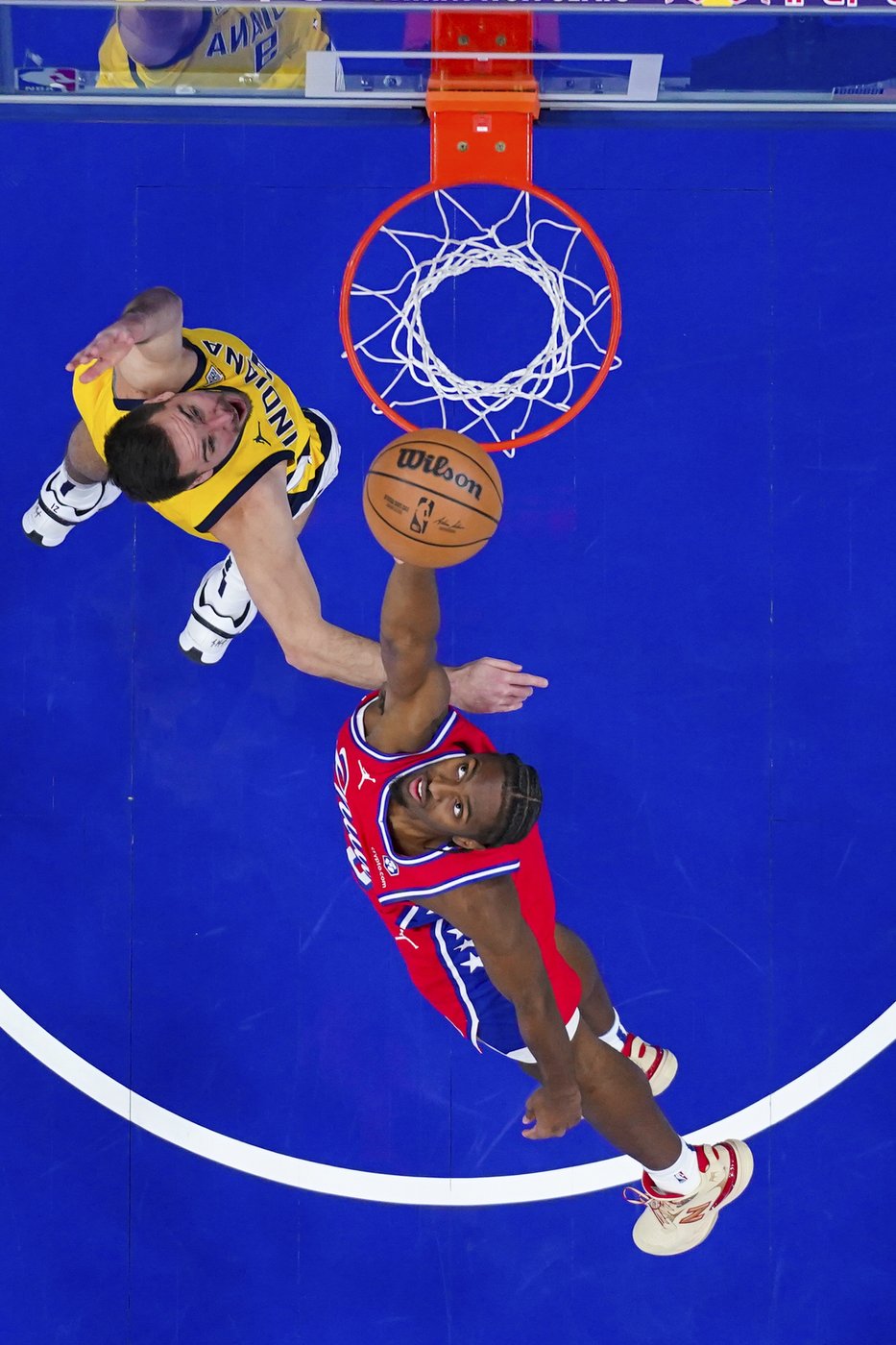 76ers' Joel Embiid fractures sinus in 1st half, Pacers go on to beat 76ers 121-107 | iNFOnews.ca