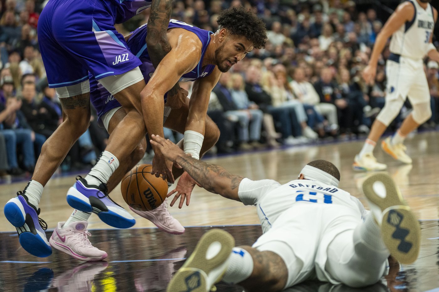 John Collins scores on a late dunk to lift Jazz past Mavericks for 1st home victory | iNFOnews.ca