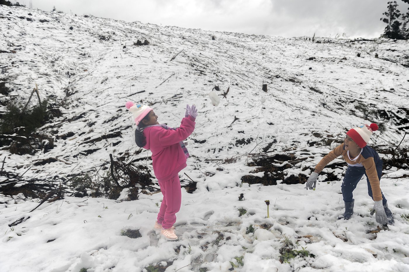Late snowstorms batter South Africa's coast and leave 2 people dead | iNFOnews.ca