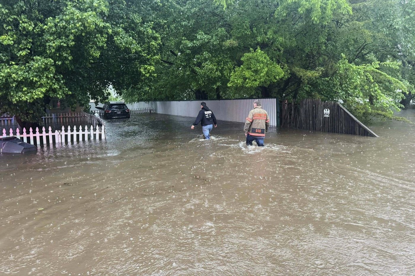 2 dead as slow-moving storms flood roads across Oklahoma and Texas | iNFOnews.ca