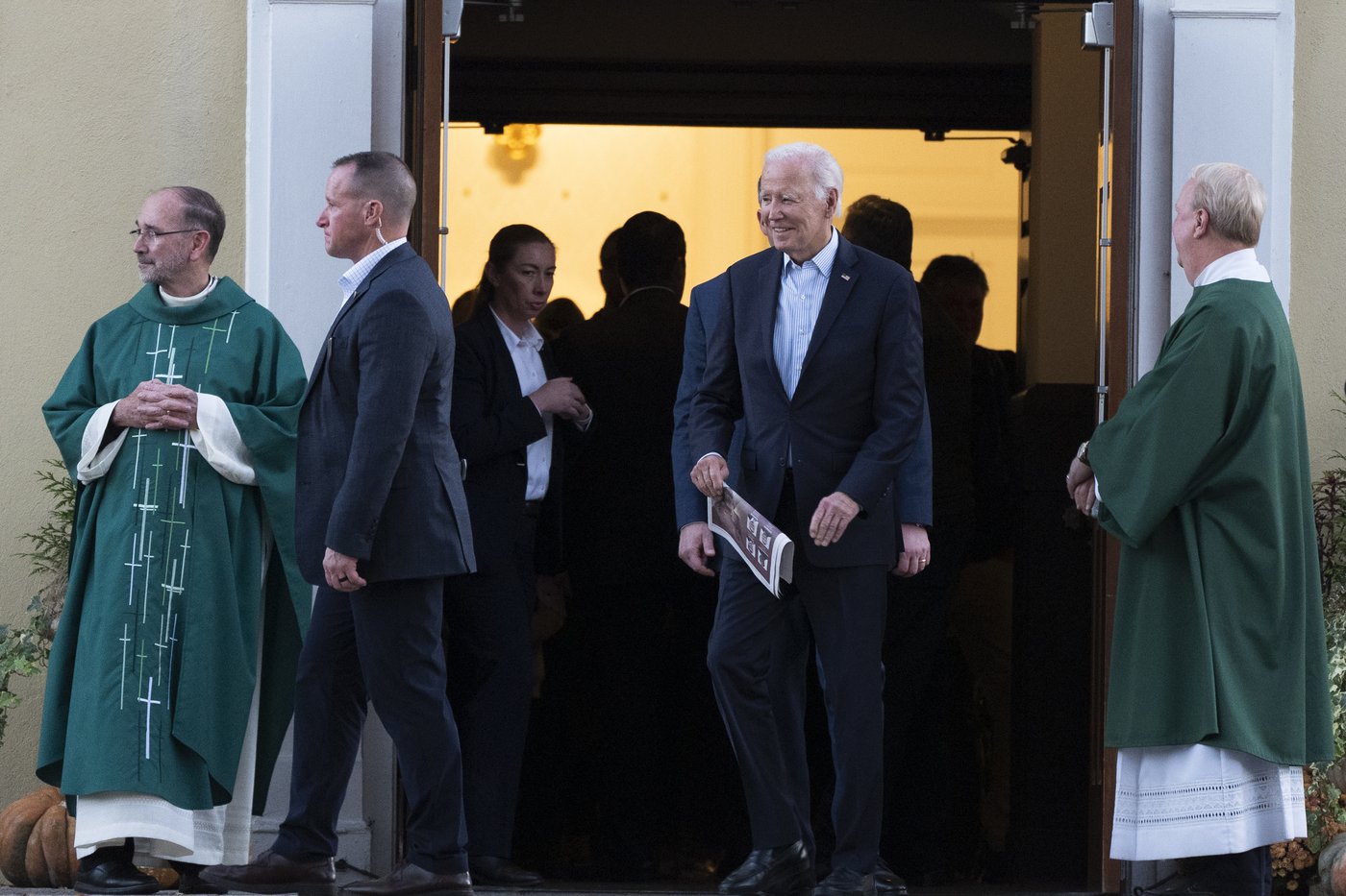 Biden suggests he'd like to smack 'macho guys' during final campaign stop | iNFOnews.ca