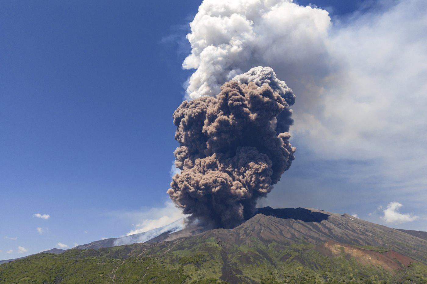 Sicily's Mount Etna erupts with columns of smoke and ash | iNFOnews.ca