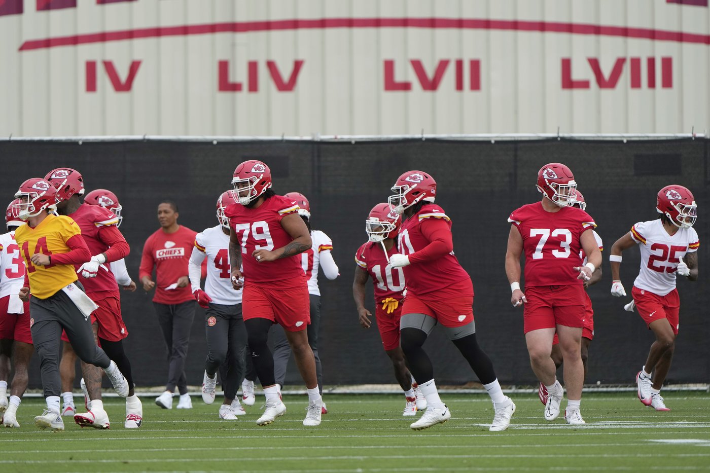 Tight end Travis Kelce, franchised guard Trey Smith attend Chiefs minicamp | iNFOnews.ca Tight end Travis Kelce, franchised guard Trey Smith attend Chiefs minicamp | iNFOnews.ca