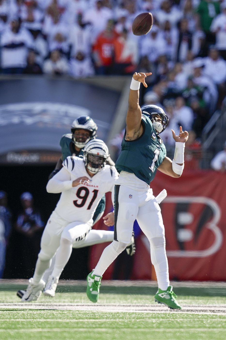 Jalen Hurts and Saquon Barkley help the Eagles run away from the Bengals for a 37-17 win | iNFOnews.ca Jalen Hurts and Saquon Barkley help the Eagles run away from the Bengals for a 37-17 win | iNFOnews.ca