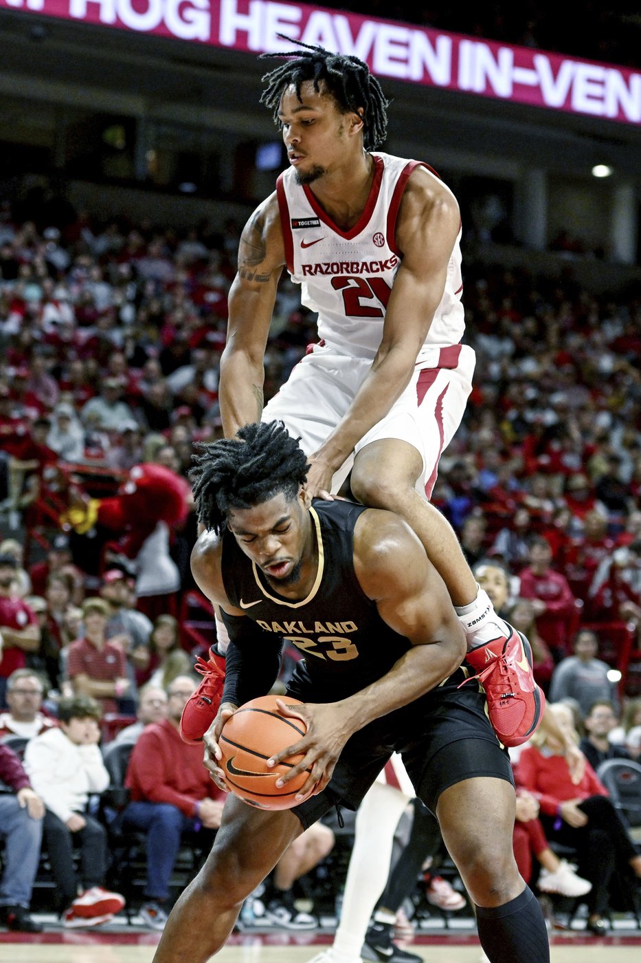 Thiero and Fland each score 22 as No. 23 Arkansas beats Oakland 92-62 after strong 2nd half | iNFOnews.ca