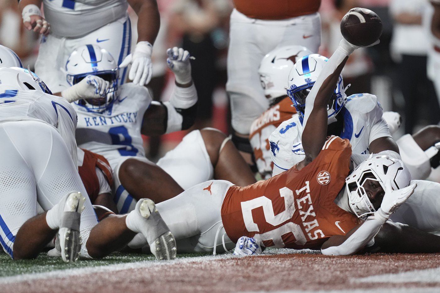 Helm's 2 TD catches power No. 3 Texas over Kentucky 31-14 to keep Longhorns atop SEC | iNFOnews.ca