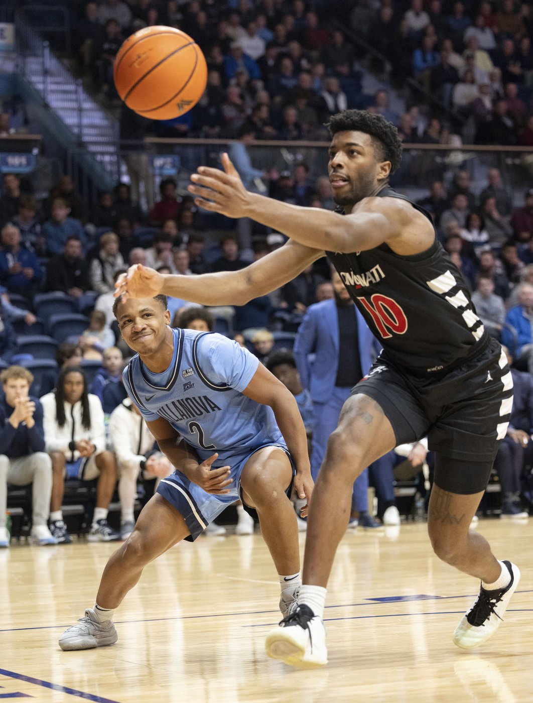 Eric Dixon scores 31 points, Villanova beats No. 14 Cincinnati 68-60 | iNFOnews.ca