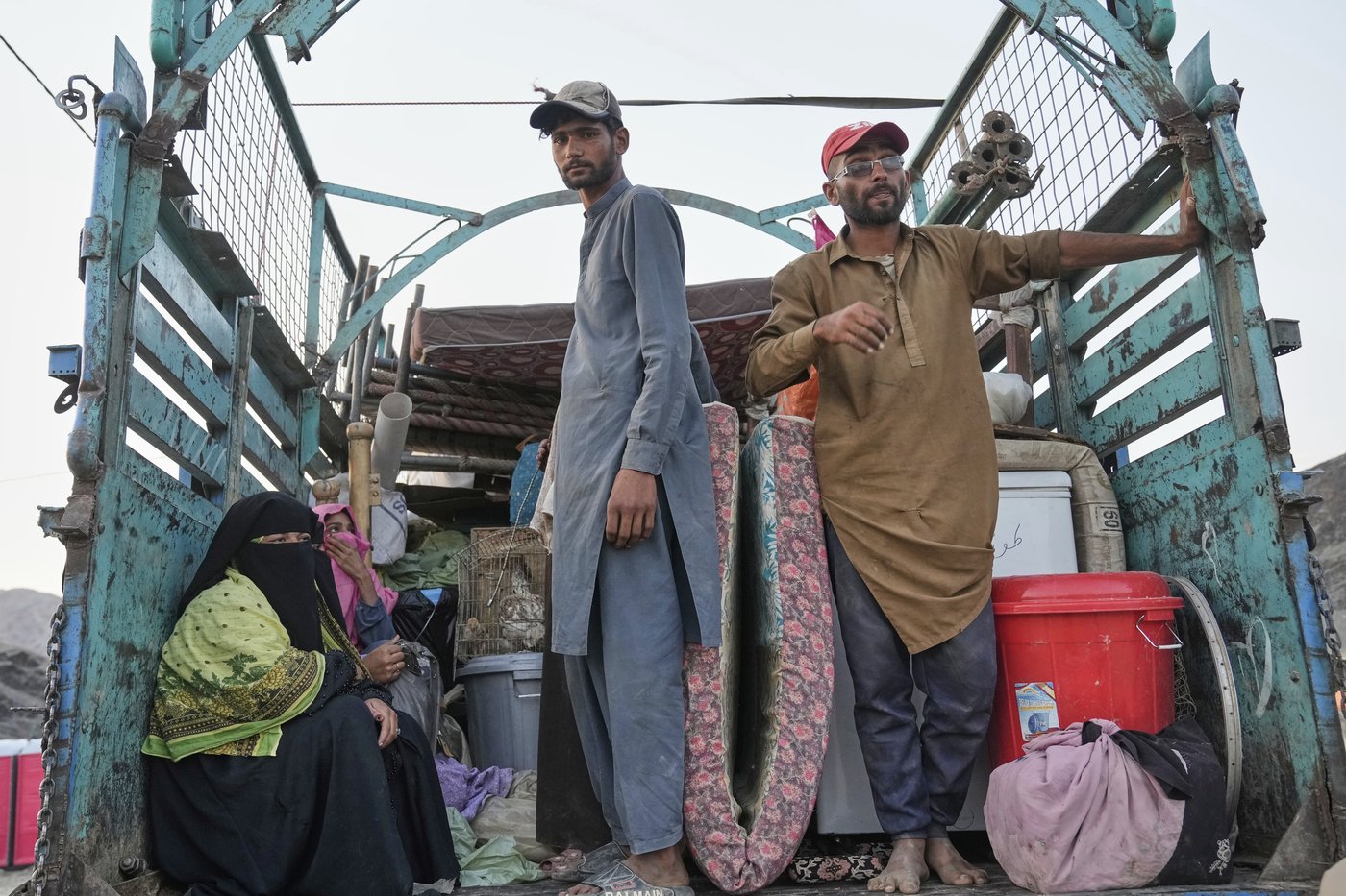 45 minutes to pack up a lifetime as Pakistan's foreigner crackdown sends Afghans scrambling | iNFOnews.ca