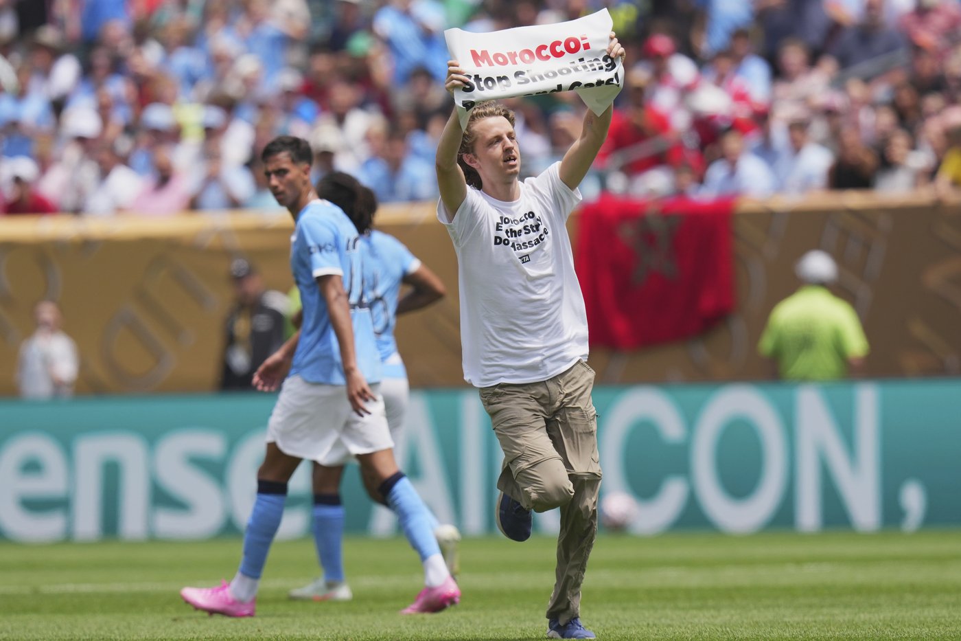 Animal-rights protester runs onto field during Club World Cup match with anti-Morocco message | iNFOnews.ca Animal-rights protester runs onto field during Club World Cup match with anti-Morocco message | iNFOnews.ca