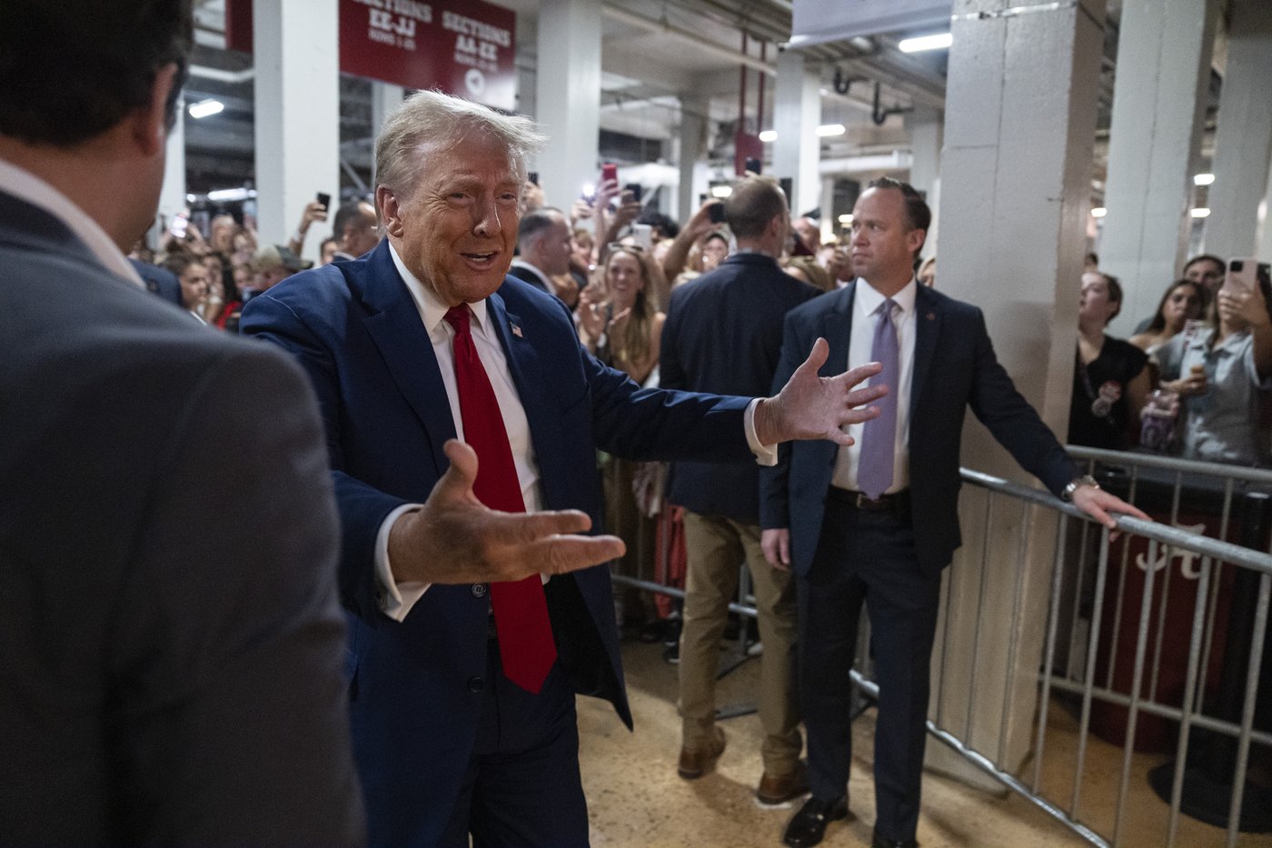 In Alabama, Trump goes from the dark rhetoric of his campaign to adulation of college football fans | iNFOnews.ca