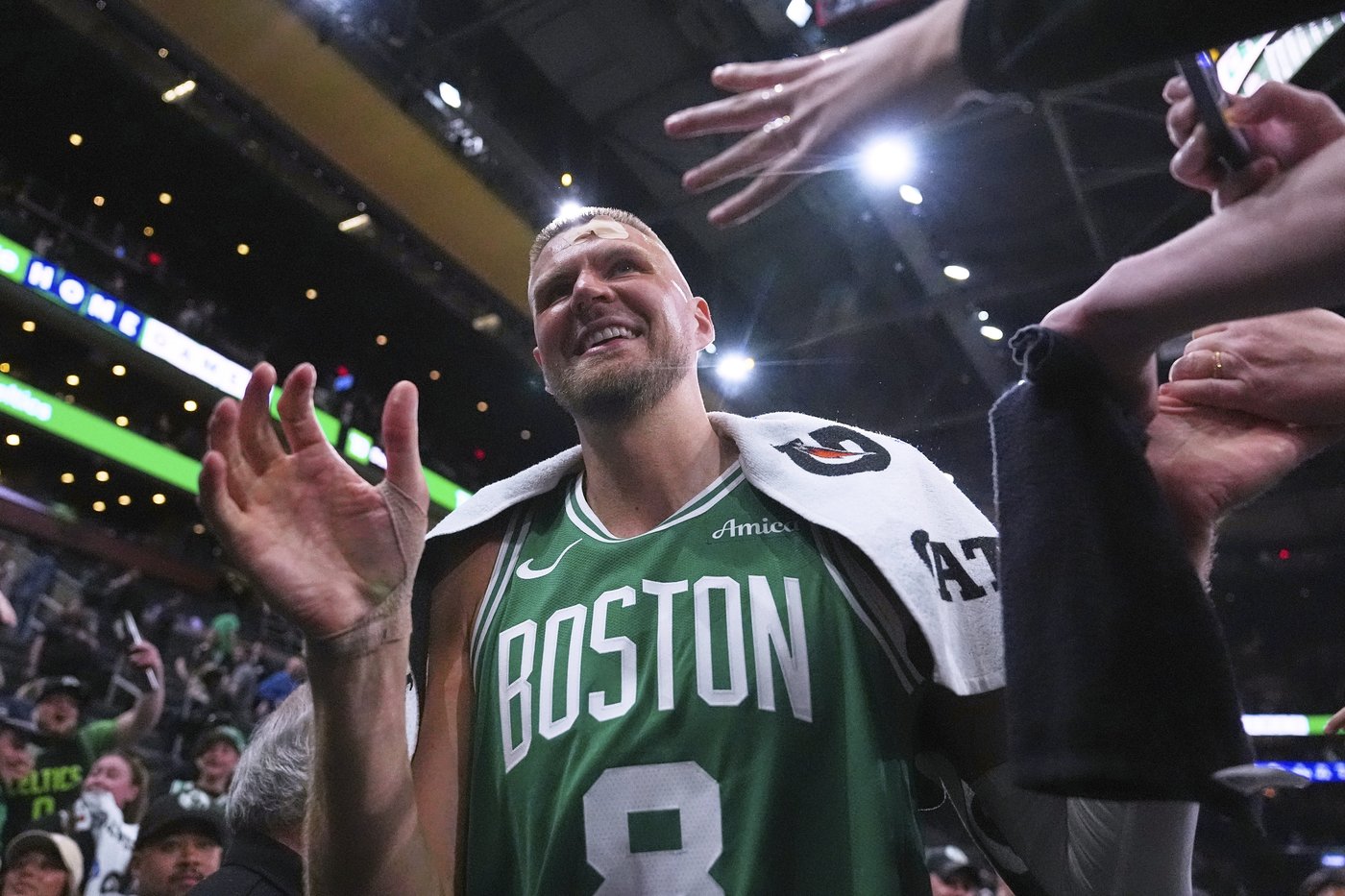 Celtics' Kristaps Porzingis elbowed in forehead, gushes blood, returns to finish win over Magic | iNFOnews.ca Celtics' Kristaps Porzingis elbowed in forehead, gushes blood, returns to finish win over Magic | iNFOnews.ca