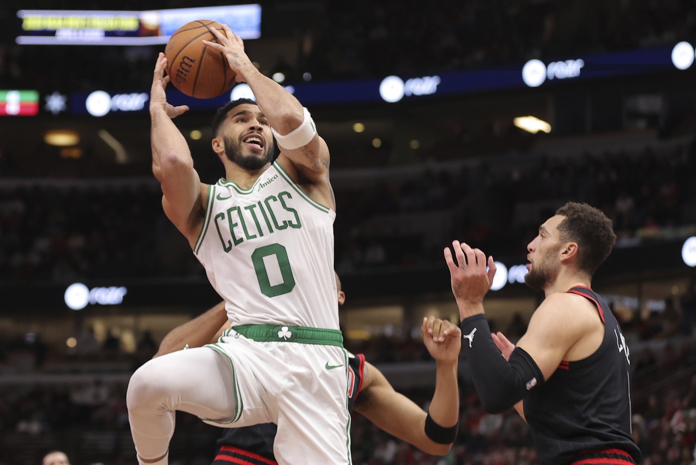 Tatum scores 35, Pritchard adds 29 off the bench and Celtics outlast Bulls 138-129 | iNFOnews.ca