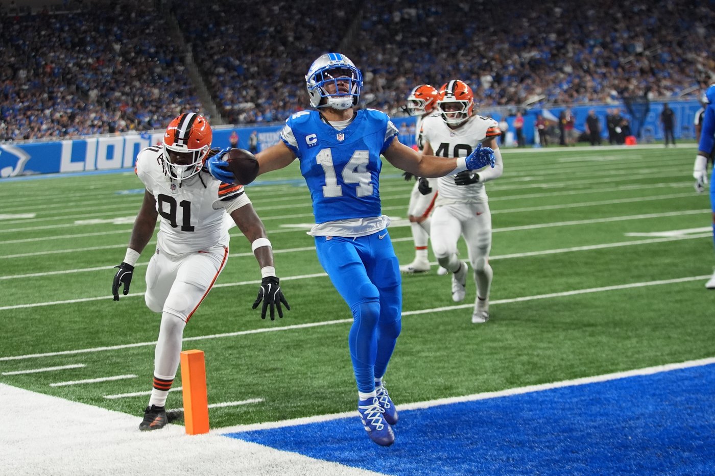 Goff throws 2 TD passes to St. Brown, Lions beat Browns 34-10 for 3rd straight victory | iNFOnews.ca Goff throws 2 TD passes to St. Brown, Lions beat Browns 34-10 for 3rd straight victory | iNFOnews.ca