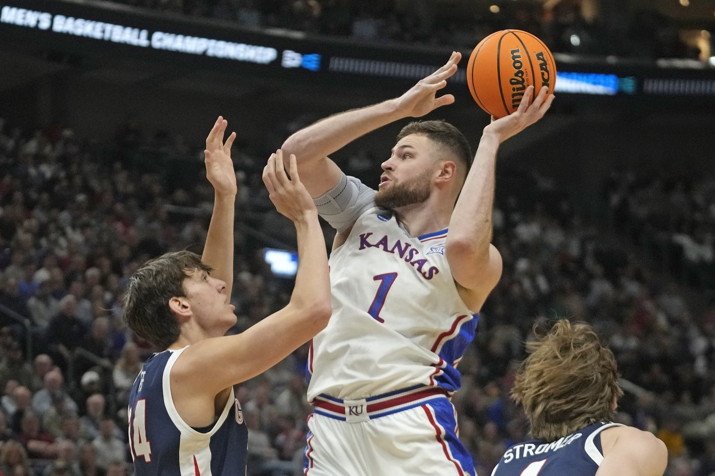 Big 12 coaches pick Kansas as preseason favorite, Jayhawks center Hunter Dickinson as top player | iNFOnews.ca