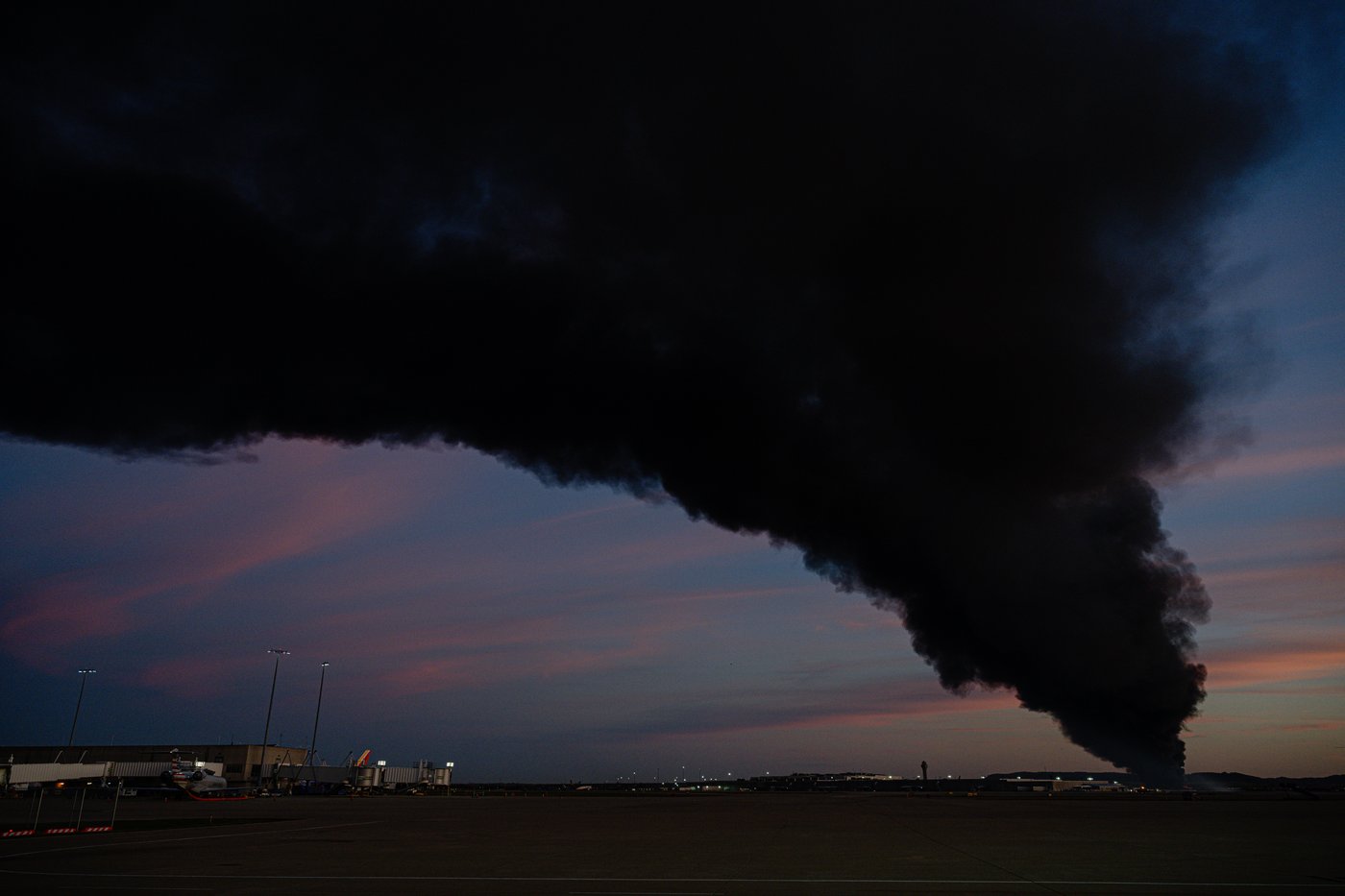 UPS cargo plane crashes on takeoff from Louisville, Kentucky, airport, igniting huge fire | iNFOnews.ca UPS cargo plane crashes on takeoff from Louisville, Kentucky, airport, igniting huge fire | iNFOnews.ca