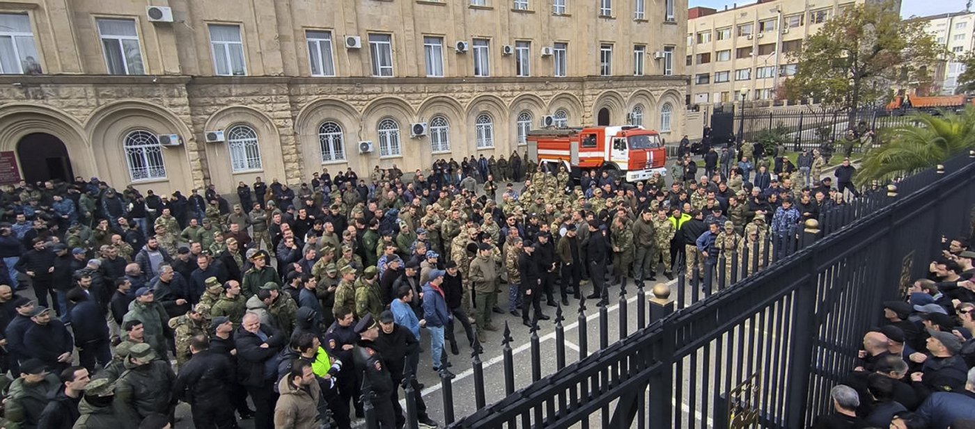 Protesters in separatist Georgian region occupy government buildings, calling for leader's ouster | iNFOnews.ca