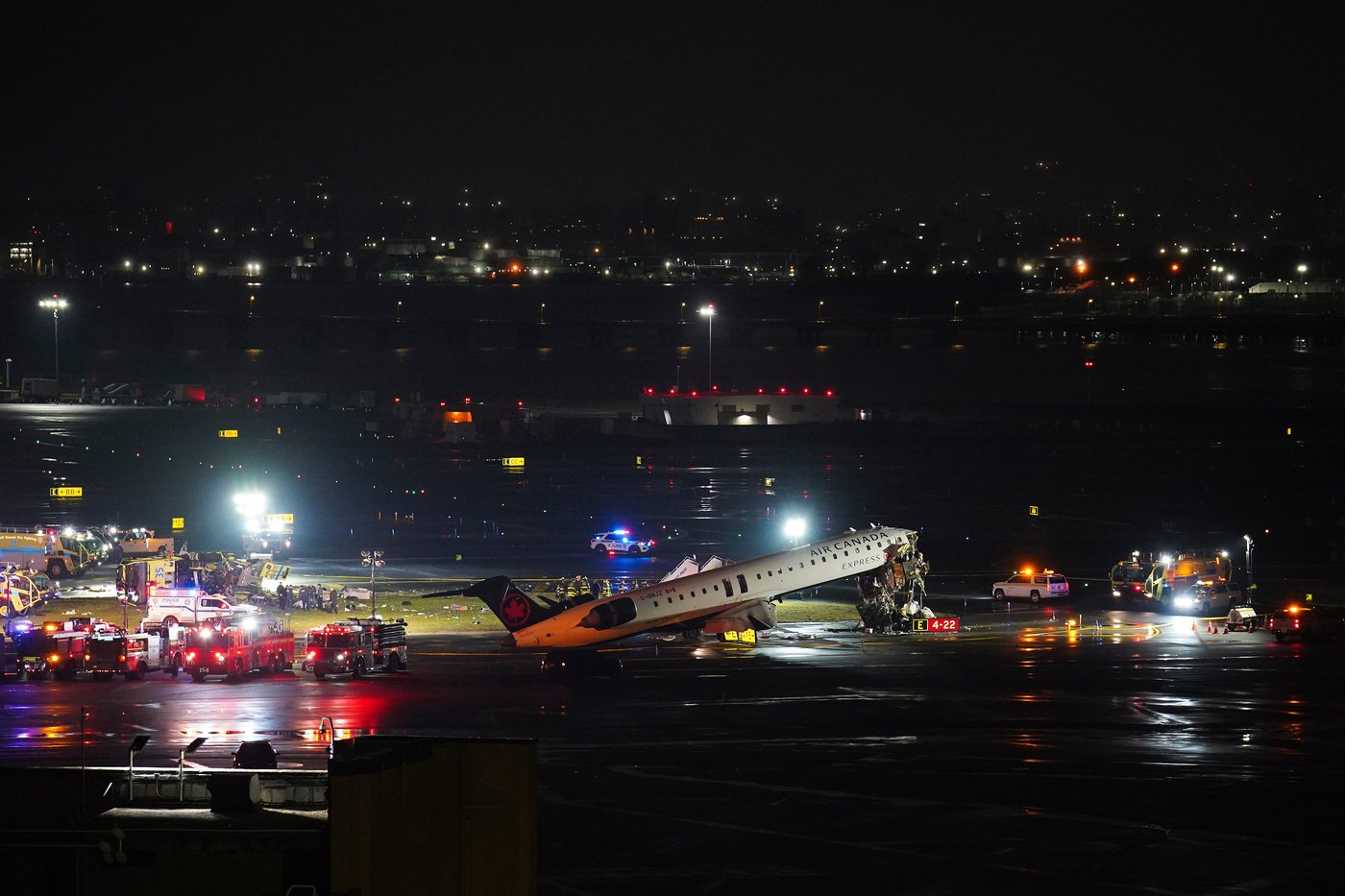 Pilot and copilot killed in collision between jet and fire truck at New York's LaGuardia Airport | iNwheels Pilot and copilot killed in collision between jet and fire truck at New York's LaGuardia Airport | iNwheels