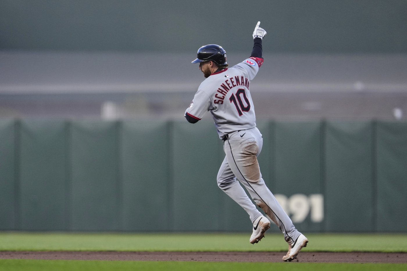 Schneeman hits 3-run homer power the Guardians past Verlander and the Giants, 4-2 | iNFOnews.ca