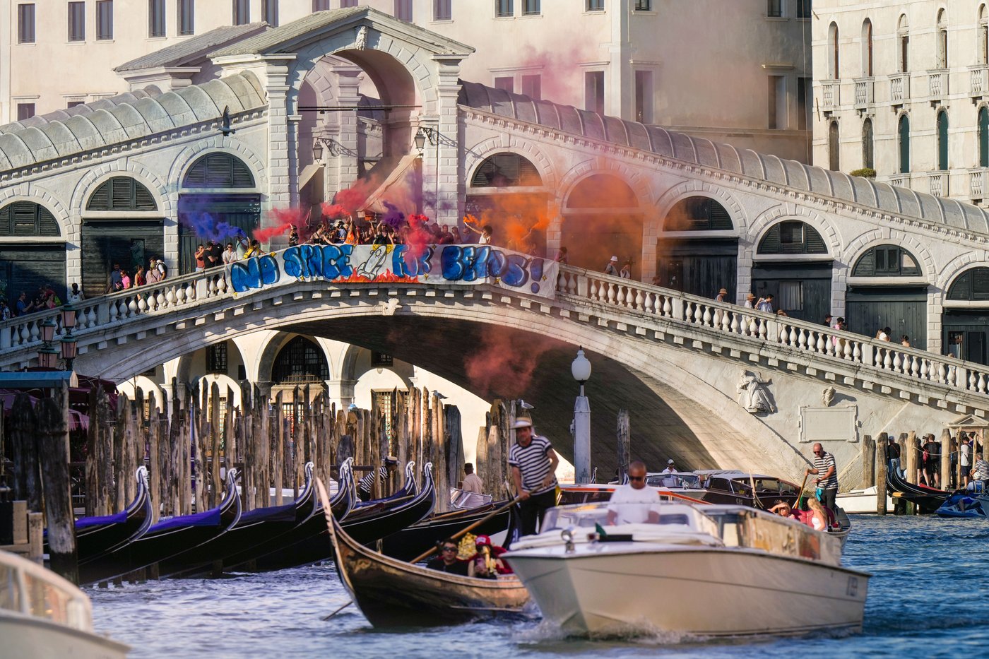 ‘Kisses yes, Bezos No,’ protesters say, as Bezos wedding bonanza stirs controversy in Venice | iNFOnews.ca ‘Kisses yes, Bezos No,’ protesters say, as Bezos wedding bonanza stirs controversy in Venice | iNFOnews.ca