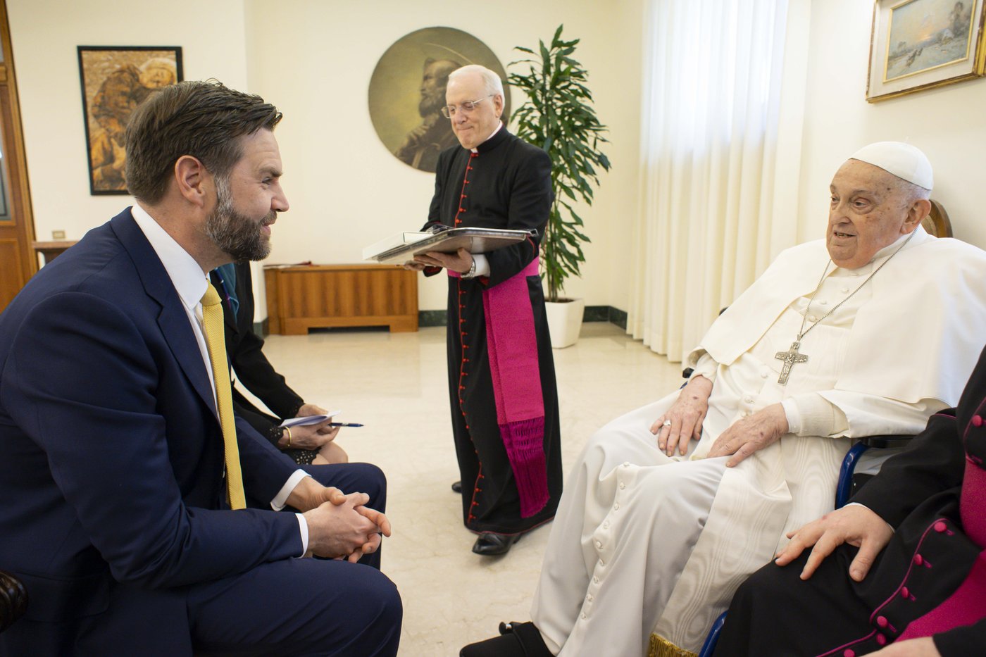 Vance meets Pope Francis on Easter Sunday after tangle over migration, gets chocolate eggs for kids | iNFOnews.ca