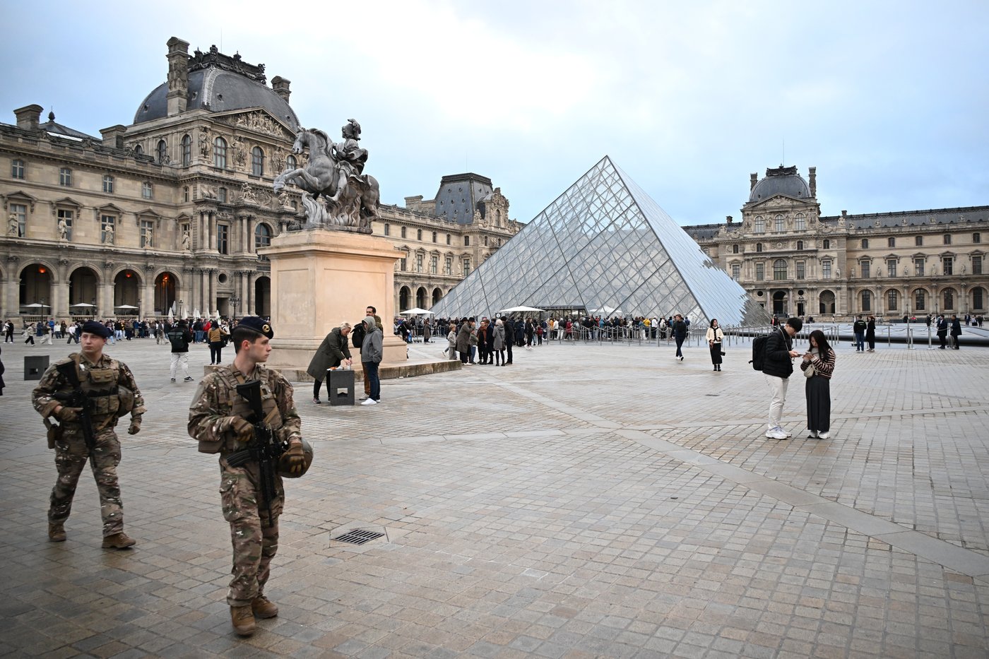 Louvre to remain closed one day after jewel heist | iNFOnews.ca