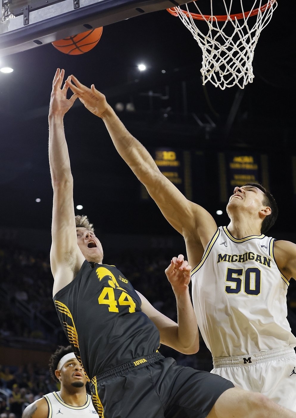 Gayle scores late to give Michigan 85-83 win over Iowa for Wolverines' 7th straight victory | iNFOnews.ca