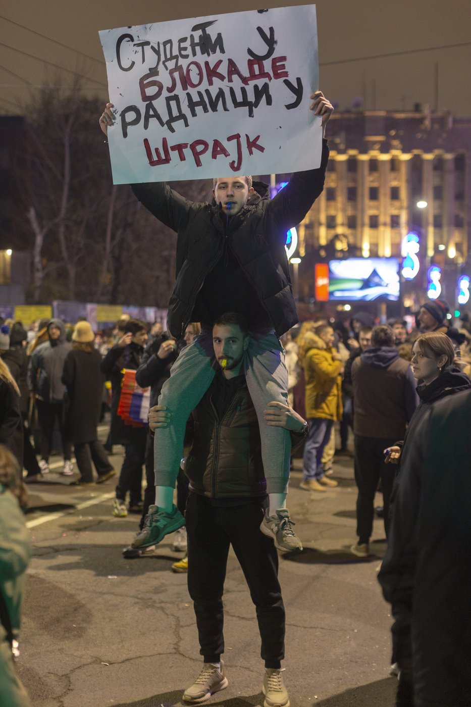 Protesters hold a noisy demonstration against Serbia's populist leadership | iNFOnews.ca Protesters hold a noisy demonstration against Serbia's populist leadership | iNFOnews.ca